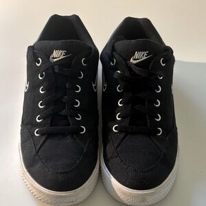 Women’s Nike black casual sneaker